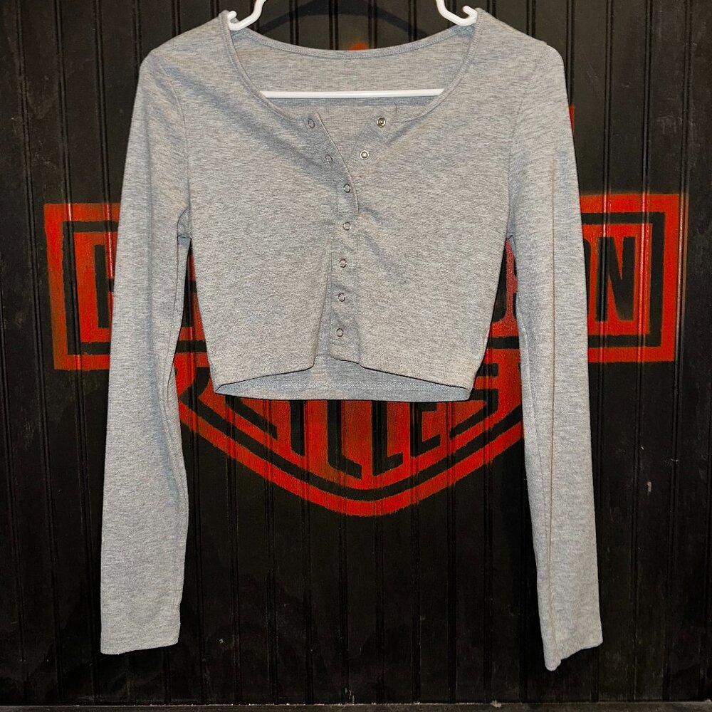 Grey crop-sweater. button up and down!